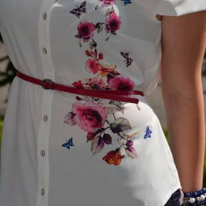 Camasa eleganta cu maneca scurta, culoare alba cu flori roz - Img 4