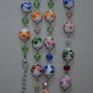 Colier chic realizat din margele multicolore si lungime ajustabila