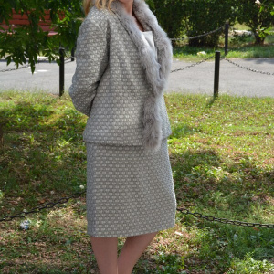 Costum de ocazie, gri deschis, material lucios cu design de blanita - Img 4