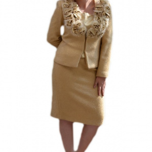 Costum elegant, bej cu insertii de blanita si flori - Img 1