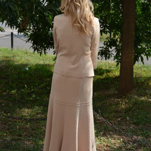 Costum elegant , de culoare bej, dintr-un material rafinat - Img 5