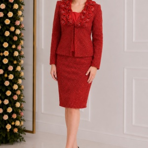 Costum rosu foarte elegant, cu fusta scurta si sacou cu maneci lungi
