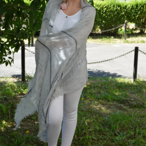Esarfa casual din tesatura fina de culoare gri cu dungi asimetrice - Img 3