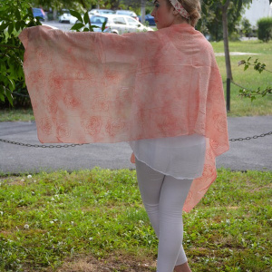 Esarfa chic brodata, culoare corai, forma simpla dreptunghiulara - Img 2