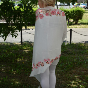 Esarfa mare alba din vascoza, cu broderie roz si franjuri in colturi - Img 4