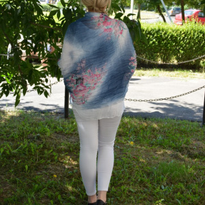 Esarfa mare din material cu aspect creponat, bleumarin cu flori - Img 5
