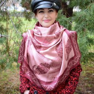 Esarfa rafinata de culoare roz cu model paisley de nuanta marsala