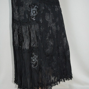Fusta deosebita, neagra, design de insertii florale si voal fin - Img 4