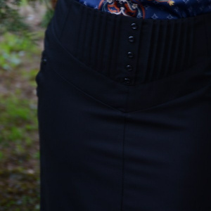 Fusta rafinata, culoare neagra, cu talie alungita si decor de plisat - Img 6