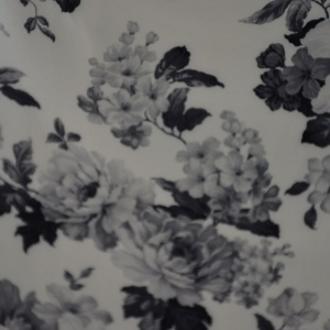Fusta scurta de primavara, alba cu imprimeu floral gri-negru - Img 2