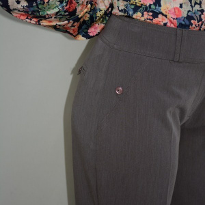 Pantalon in nuanta de maro deschis, buzunare apretate atasate - Img 6