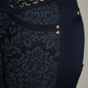Pantalon trendy, nuanta de bleumarin, design floral modern - Img 4
