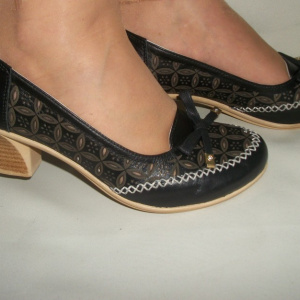 Pantof cu model deosebit perforat in piele, infrumusetat cu funda - Img 4