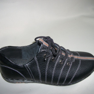 Pantofi in nuanta de negru, insertie de material colorat la mijloc - Img 2