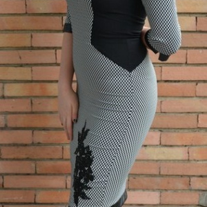 Rochie cambrata, eleganta, culoare negru-alb cu design floral jos - Img 3