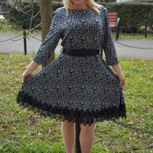 Rochie casual-elegant cu design bicolor si insertie de dantela lata - Img 2