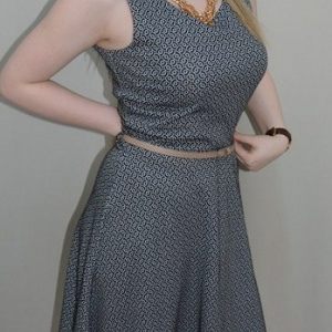 Rochie casual, neagra, model fara maneci, in clos, cu curea subtire in talie - Img 3