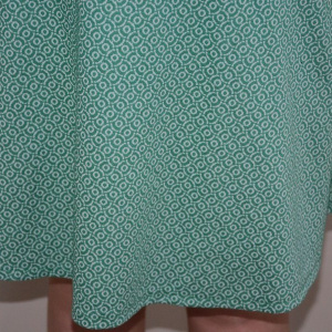 Rochie casual, pe turcoaz, cu material pepit si design abstract, fusta in clos - Img 4