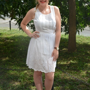 Rochie comoda de vara culoare alba cu broderie si pliuri mari - Img 2