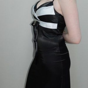 Rochie cu decolteu in V, nuanta de negru-alb, design deosebit - Img 3