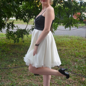 Rochie de gala scurta, usor evazata, in nuante de alb cu negru - Img 3
