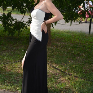 Rochie de ocazie bicolora, cambrata pe corp si slit adanc pe picior - Img 3