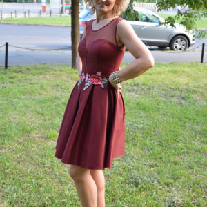 Rochie de ocazie cu broderie florala aplicata, nuanta de visiniu - Img 3