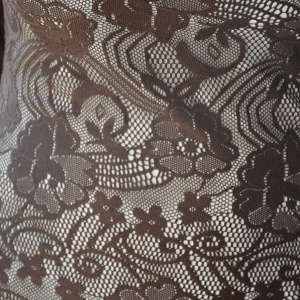 Rochie de ocazie din dantela maro cu captuseala bej, model scurt - Img 2