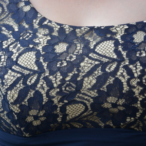 Rochie de seara chic, lunga, cu parti din dantela rafinata, pe bleumarin - Img 6