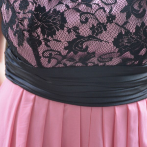 Rochie de seara scurta, din voal roz si dantela neagra, eleganta - Img 5