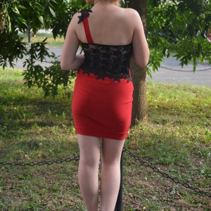 Rochie de seara scurta, rosie, cu insertii din dantela si broderie neagra - Img 4