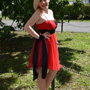Rochie de seara scurta, rosie, usor evazata, insertie de flori negre - Img 2
