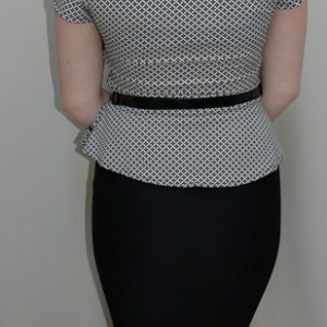 Rochie de vara cu peplum, neagra jos si cu design pepit sus - Img 5