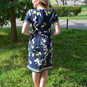 Rochie de zi, bleumarin, model cambrat pe corp, cu detalii alb-verde - Img 4