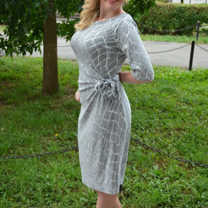 Rochie de zi simpla, cu imprimeu geometric cu alb, pe fundal gri - Img 3