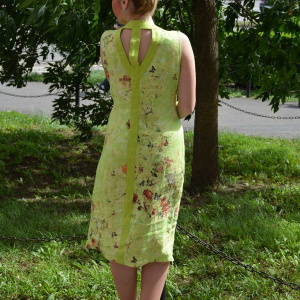 Rochie deosebita de zi verde deschis, cu decorata la decolteu - Img 4