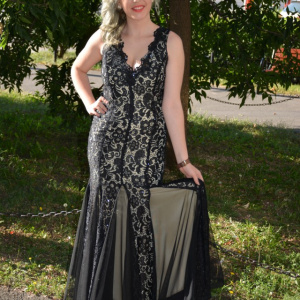 Rochie din dantela neagra pe fond crem, model tip sirena - Img 4