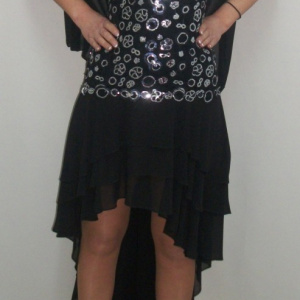 Rochie eleganta lunga, insertii de paiete argintii si trena din volanase - Img 4