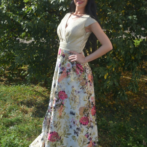 Rochie fashion de ocazie, model lung in nuanta aurie cu flori - Img 4