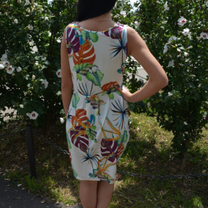 Rochie feminina, alba cu croi lejer pe silueta, cu design nonfigurativ - Img 6