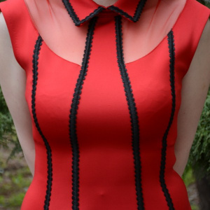 Rochie feminina, nuanta de rosu, design de dungi negre verticale - Img 3