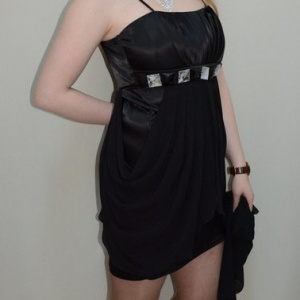 Rochie in nuanta de negru, decolteu clasic, strasuri chic - Img 4