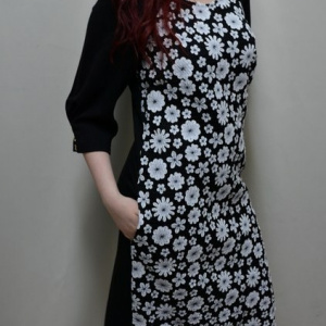 Rochie la moda, nuanta de negru-alb, imprimeu cu flori trendy - Img 6
