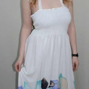 Rochie lunga de vara, culoare alba, design floral in partea de jos - Img 3