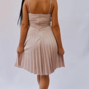 Rochie midi de ocazie cu brosa pe talie si pliseuri pudra - Img 5