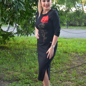 Rochie neagra cu design de motiv floral rosu iesit usor in relief - Img 4