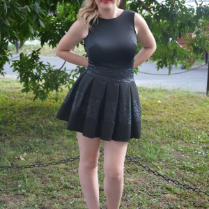 Rochie neagra in tendinte cu pliuri mari si design de paiete - Img 4