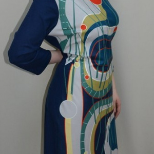 Rochie rafinata cu imprimeu abstract multicolor pe fond bleumarin - Img 3