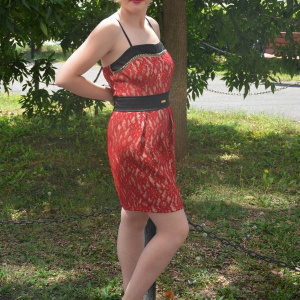 Rochie rafinata de seara, din dantela rosie pe fond bej, model scurt - Img 3