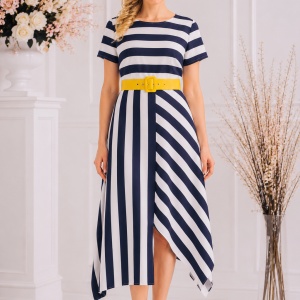 Rochie rafinata midi în dungi alb-bleumarin cu curea galbenă și croială asimetrică